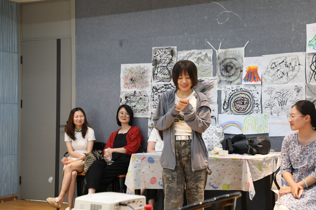 Presenting clay artwork in front of ink paintings on the wall